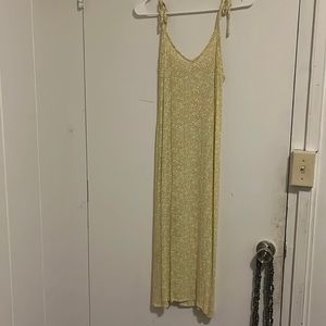 Billabong long dress that ties on the top of the shoulders. Worn 3x